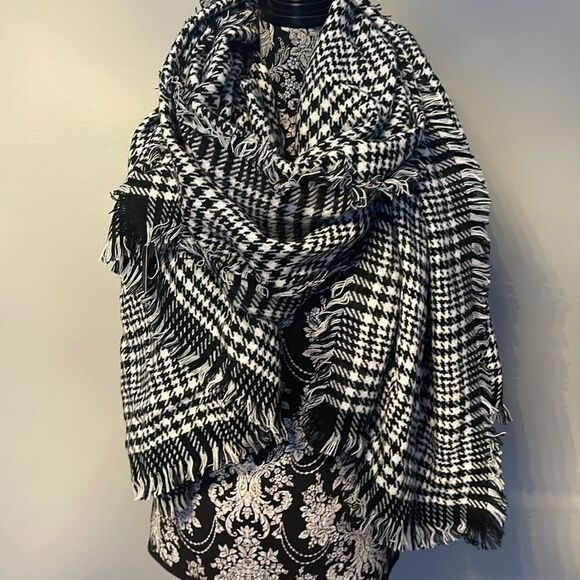 Lord & Taylor Oversized Scarf . Black/White . NEW - Picture 2 of 3